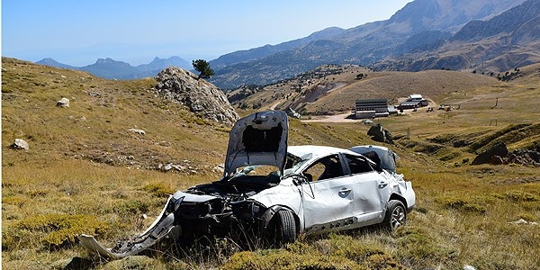 AA ekibi kaza yaptı: 2 yaralı
