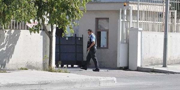 Silvan'da polis merkezine ses bombası