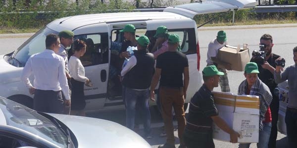Suriyeli sığınmacılar otoban kenarına kamp kurdu