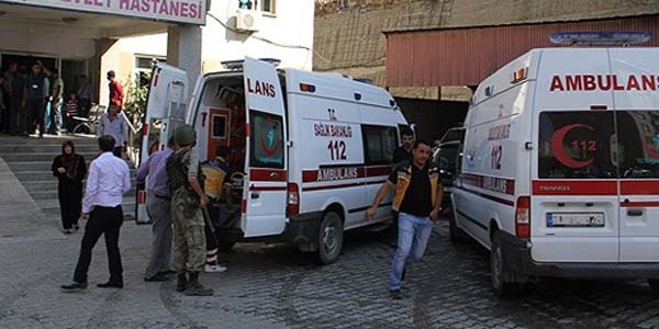 Hakkari'de bombalı saldırı: 2 polis şehit