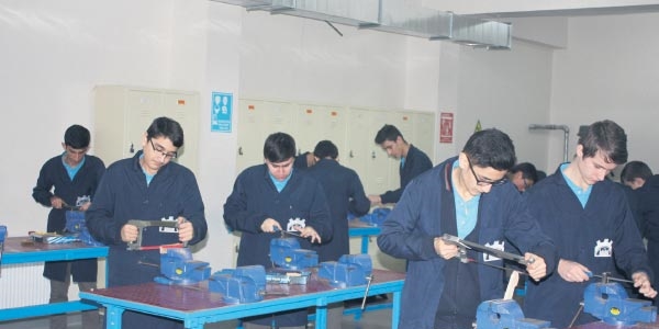 3 dil öğreten, iş garantisi veren devlet lisesi