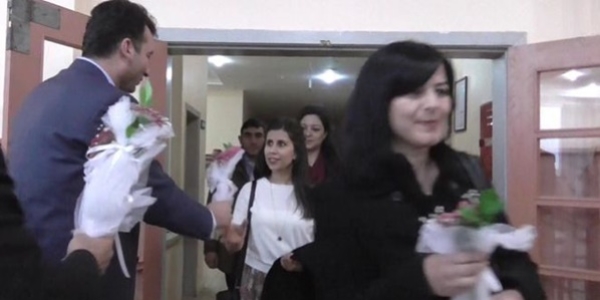Atanan öğretmenler çiçekle karşılandı