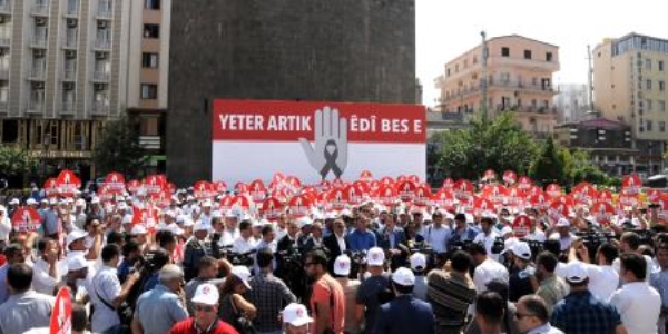 Diyarbakır'da PKK'ya 'silahları bırak' çağrısı