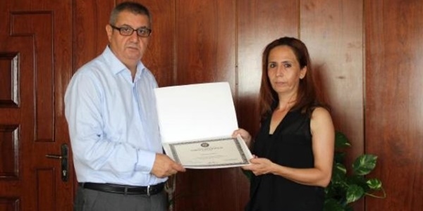 Kazada ölen üniversite öğrencisinin diplomasını annesi aldı