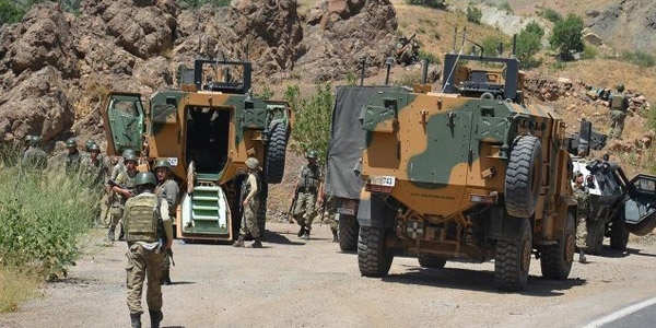 PKK'lılar Hakkari'de askeri birliğe saldırdı