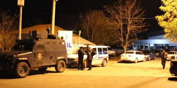 Diyarbak�r'da �evik kuvvet m�d�rl���'ne sald�r�