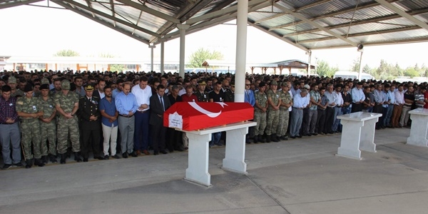 �ntihar etti�i iddia edilen astsubay, memleketinde defnedildi