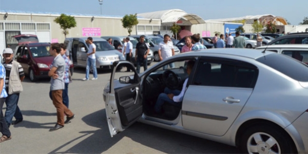 Bayram öncesi araba pazarı hareketlendi