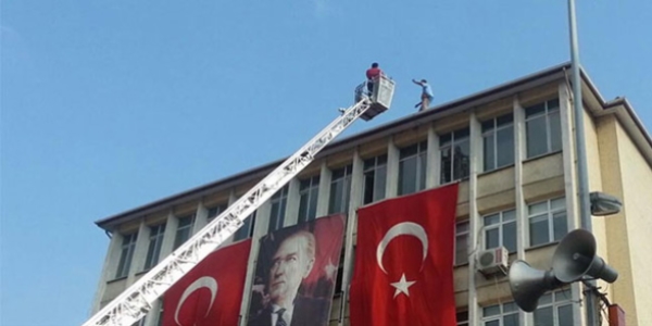 Belediye çatısına çıkarak intihar etmek istedi