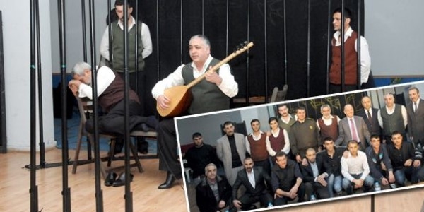 'Son Ku�lar' 88 cezaevinde sahnelendi