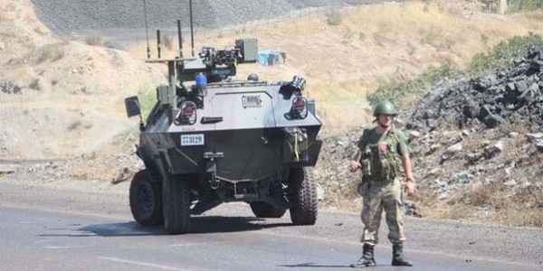 PKK mensuplarınca bir sokağa yerleştirilen patlayıcı infilak ettirildi