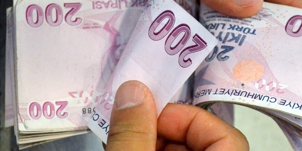 Yaşlı emekliye iki kat maaş
