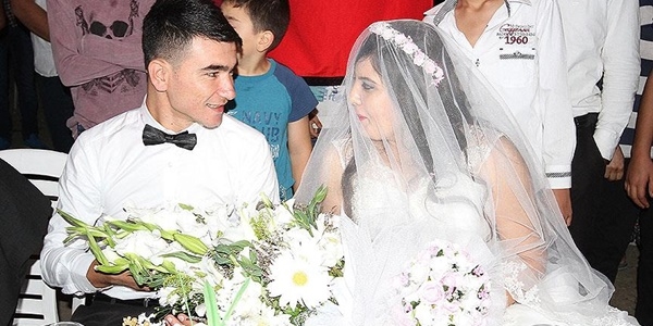 Düğününe yetişemeyen damat geline kavuştu