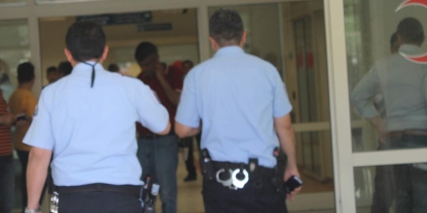 Kayalıklardan düşen 1'i polis 2 kişi yaralandı