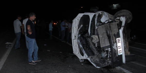 Yolcu minibüsü ile otomobil çarpıştı: 16 yaralı