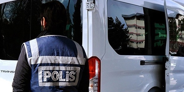İzmir'de gözaltına alınan 3 kişi adliyeye sevk edildi