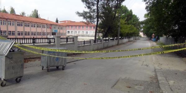 'Bu arazi benim' diyerek okul yolunu kapattı