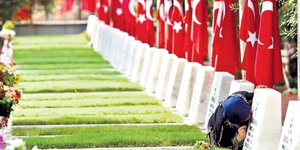 Şehitliklerde bayram hüznü