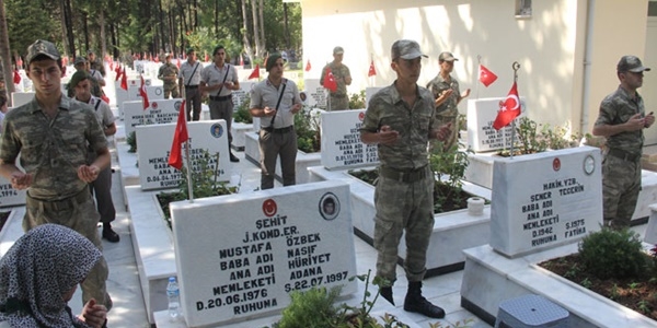 Askerler dua etti, şehit yakınları gözyaşı döktü