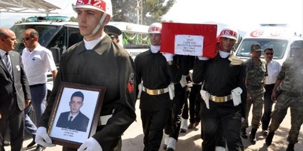 Şehit asker bayram günü son yolculuğuna uğurlandı