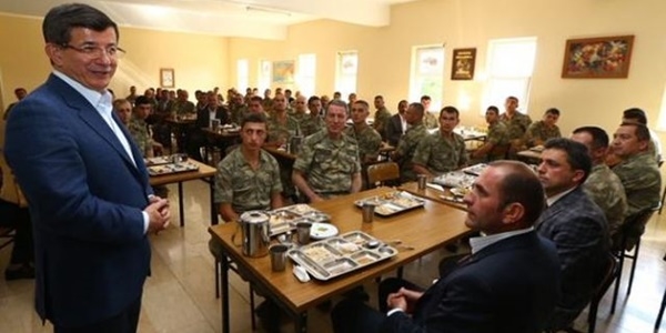 Davutolu Dalca'daki askerleri ziyaret etti