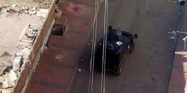Yol kapatan PKK'lılar polisle çatıştı