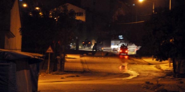 Tunceli'de yol kapatan gruba polis mdahalesi