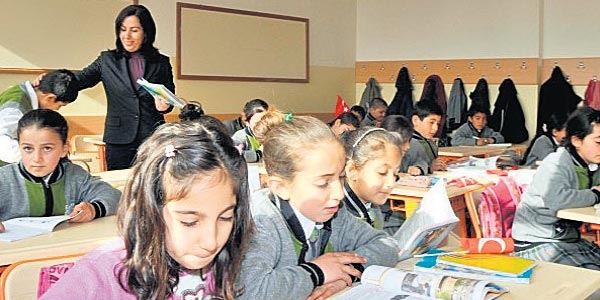 Öğretmene güven tam, yargıca ise az!