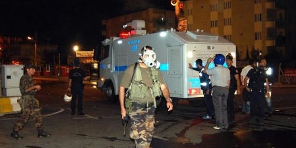 Adana'da polise ate aan 2 gsterici bacandan vuruldu