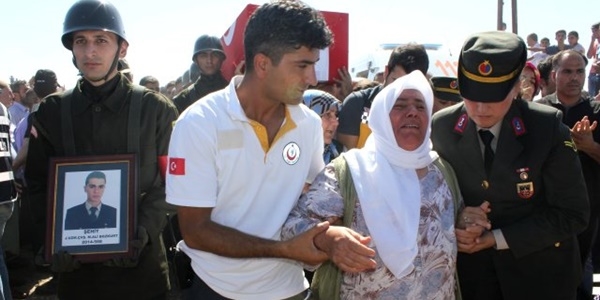 Şehit uzman çavuş Kürtçe ağıtlarla uğurlandı