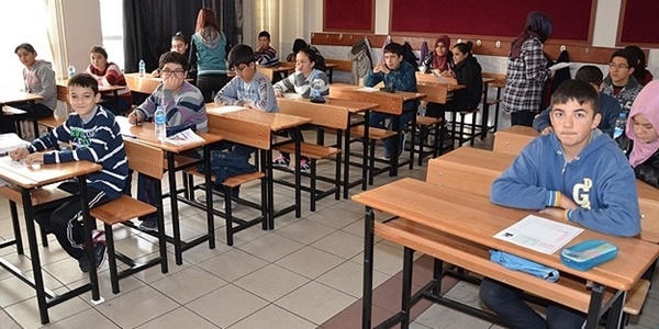 Derste cep telefonu kullanan öğrenciye 5 gün ceza
