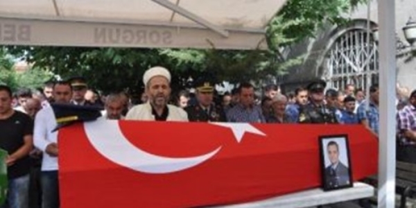 Trafik kazas�nda hayat�n� kaybeden astsubay topra�a verildi