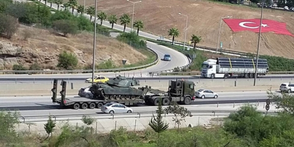 Suriye s�n�r�na askeri hareketlilik s�r�yor