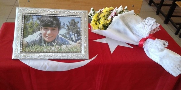 Okula oğlu yerine fotoğrafını götürdü