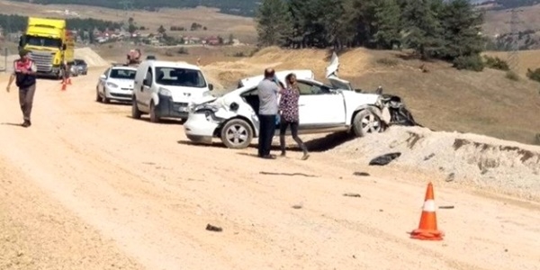 Üniversiteye kayıt yolunda kaza: 1 ölü, 4 yaralı
