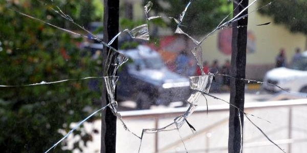 PKK'lılar okula gece bomba attı