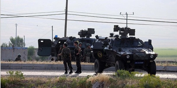 Askeri aracın geçişi sırasında patlama: 2 şehit