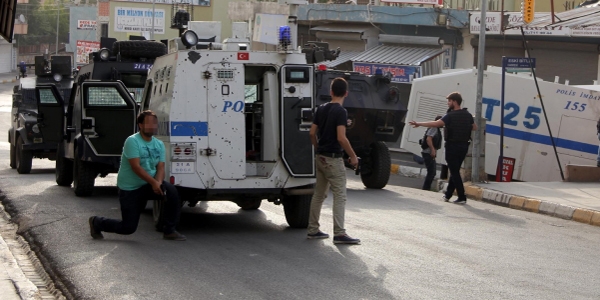 Silvan'da polis ekiplerine silahlı saldırı