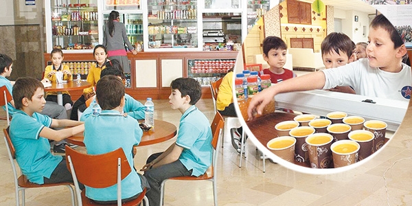 Okul kantininde sarı, kırmızı ve turuncu dönemi