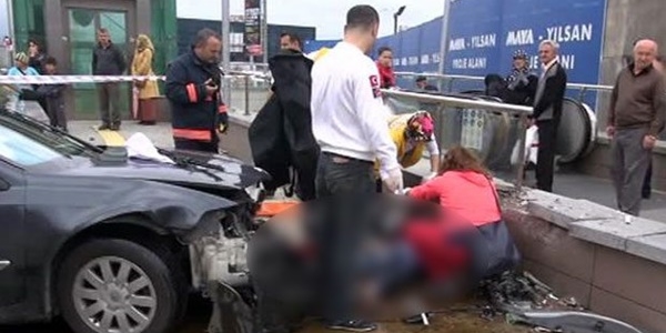 Otomobil metro istasyonuna daldı: 1 ölü, 3 yaralı