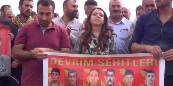 HDP'li vekil PKK'l cenazesine katlp mezara iek brakt