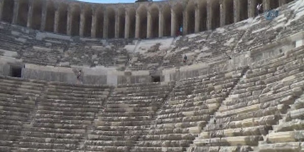 Aspendos'ta mermer değil, doğal taş kullanılmış