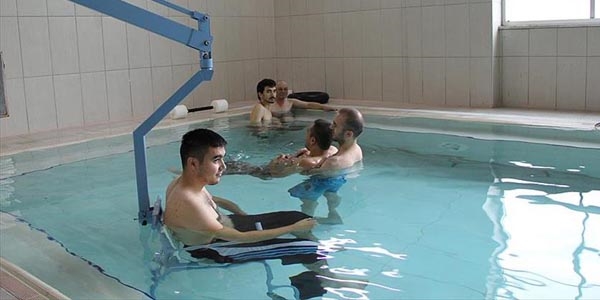 Suyun kaldırma kuvvetiyle yürümeyi öğreniyorlar