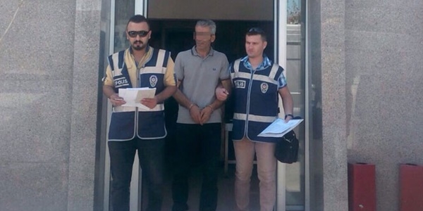 Öğrencilerin etek altı görüntülerini çeken öğretmene suçüstü!