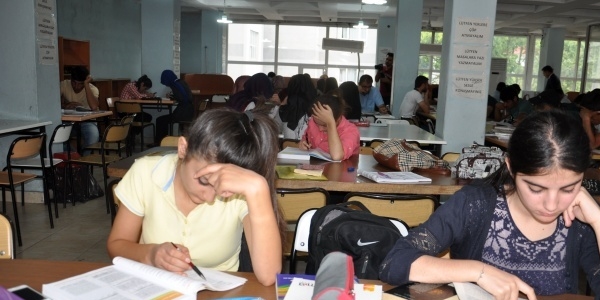 Dershanelerin dönüştürülmesi öğrencileri kütüphaneye yöneltti