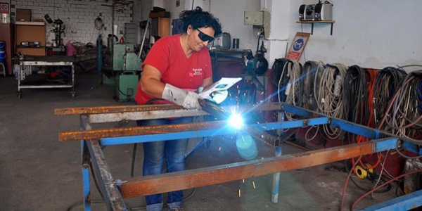 Eşine destek olmak isteyen kadın 'kaynakçı' oldu