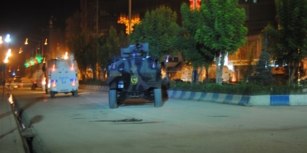 Diyarbakır'da araç yakan teröristler polise ateş açtı