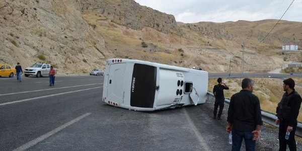 Bitlis'te otobüs devrildi: 10 polis yaralı