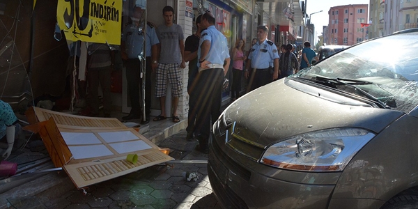 Vitesleri karıştıran kadın sürücü dükkana girdi