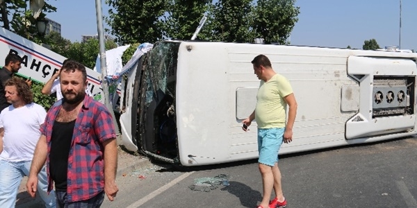 Bursa'da yolcu midibs devrildi: 29 yaral